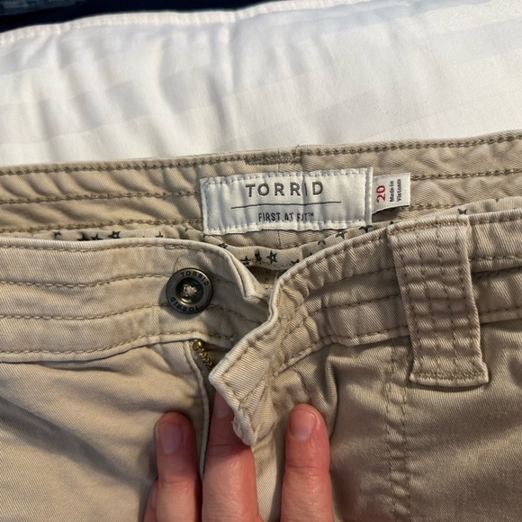 Torrid Military Twill Tan color 3.5” Shorts size 20 EUC. - Picture 2 of 3